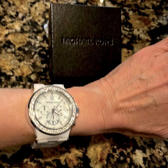 Michael Kors white ceramic watch like with silver tone & clear crystal detailing - Picture 7 of 8